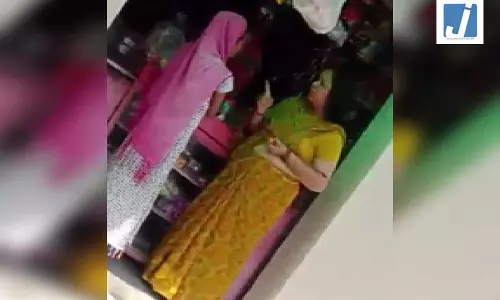 बकाया पैसे मांगे तो मालकिन ने खोया आपा, मजदूर महिला को जड़ दिए एक के बाद एक 11 थप्पड़ बकाया पैसे मांगे तो मालकिन ने खोया आपा, मजदूर महिला को जड़ दिए एक के बाद एक 11 थप्पड़