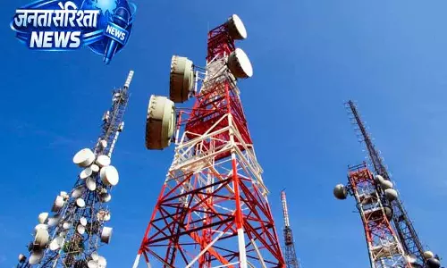 Noida में मोबाइल टावर पर चढ़ी 19 साल की लड़की, बचाई गई