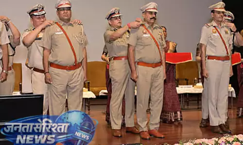 Tamil Nadu : 182 रिटायर हो रहे पुलिस अधिकारियों को मानद पद Tamil Nadu : 182 रिटायर हो रहे पुलिस अधिकारियों को मानद पद