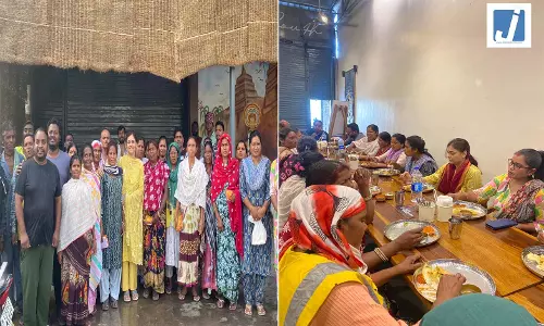 निगम एमआईसी सदस्य ने श्रमिक दिवस पर सुबह का नाश्ता सफाई श्रमवीरों के साथ किया निगम एमआईसी सदस्य ने श्रमिक दिवस पर सुबह का नाश्ता सफाई श्रमवीरों के साथ किया