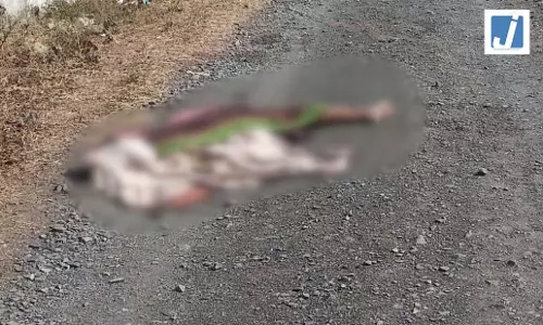 सामुदायिक स्वास्थ्य केंद्र के पास मिला युवक का क्षत-विक्षत शव, फैली सनसनी सामुदायिक स्वास्थ्य केंद्र के पास मिला युवक का क्षत-विक्षत शव, फैली सनसनी