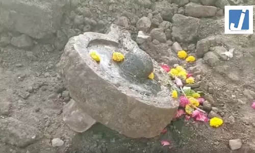 महाकाल मंदिर क्षेत्र में खुदाई के दौरान निकला प्राचीन शिवलिंग, दर्शन कर भावविभोर हुए भक्त महाकाल मंदिर क्षेत्र में खुदाई के दौरान निकला प्राचीन शिवलिंग, दर्शन कर भावविभोर हुए भक्त