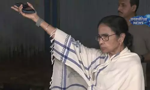 भवानीपुर EVM स्ट्रॉन्ग रूम में ममता बनर्जी का दौरा, गड़बड़ी आरोपों के बीच निरीक्षण भवानीपुर EVM स्ट्रॉन्ग रूम में ममता बनर्जी का दौरा, गड़बड़ी आरोपों के बीच निरीक्षण