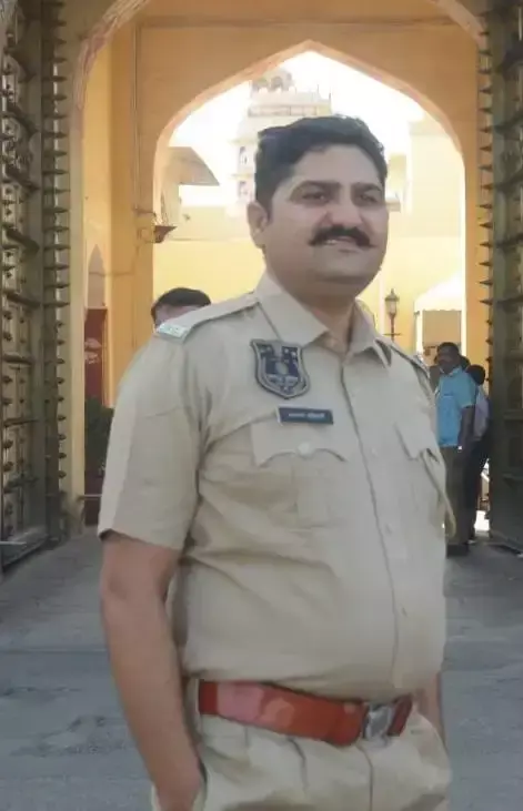 Jaipur: कांस्टेबल ने युवक को कंधे पर बैठाकर 45 मिनट तक बचाई जान Jaipur: कांस्टेबल ने युवक को कंधे पर बैठाकर 45 मिनट तक बचाई जान