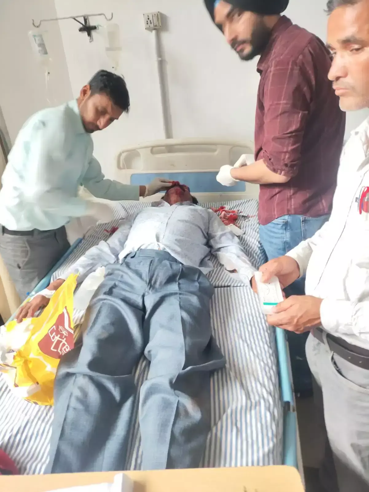 Mandi: शादी से लौटते समय बड़ा हादसा, कार गहरी खाई में गिरी Mandi: शादी से लौटते समय बड़ा हादसा, कार गहरी खाई में गिरी