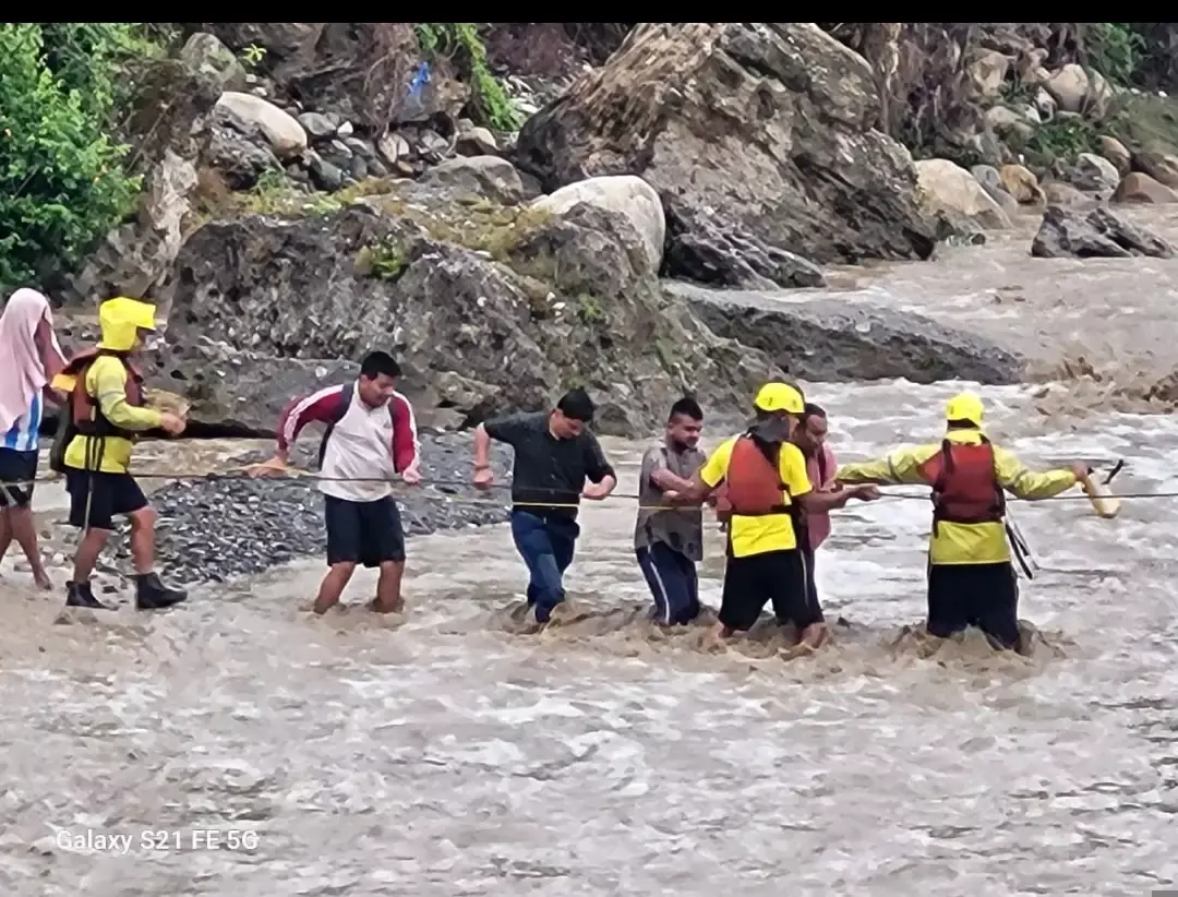 Dehradun: गुच्चूपानी में फंसे पर्यटकों को SDRF ने सुरक्षित निकाला Dehradun: गुच्चूपानी में फंसे पर्यटकों को SDRF ने सुरक्षित निकाला