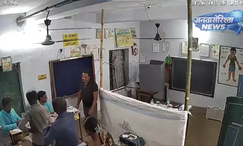 पश्चिम बंगाल: वोटिंग के दौरान मतदाता की मौत पर विवाद, CEO ने बीमारी को बताया कारण पश्चिम बंगाल: वोटिंग के दौरान मतदाता की मौत पर विवाद, CEO ने बीमारी को बताया कारण