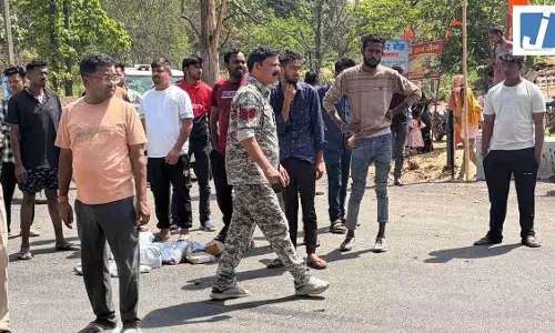 रफ्तार का कहर: ट्रक ने डिलीवरी बॉय को रौंदा, हेलमेट भी नहीं बचा पाया जान रफ्तार का कहर: ट्रक ने डिलीवरी बॉय को रौंदा, हेलमेट भी नहीं बचा पाया जान