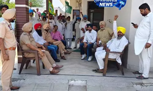 Punjab में किसानों का विरोध, पराली जलाने पर सख्त कदम उठाने के बाद तनाव Punjab में किसानों का विरोध, पराली जलाने पर सख्त कदम उठाने के बाद तनाव