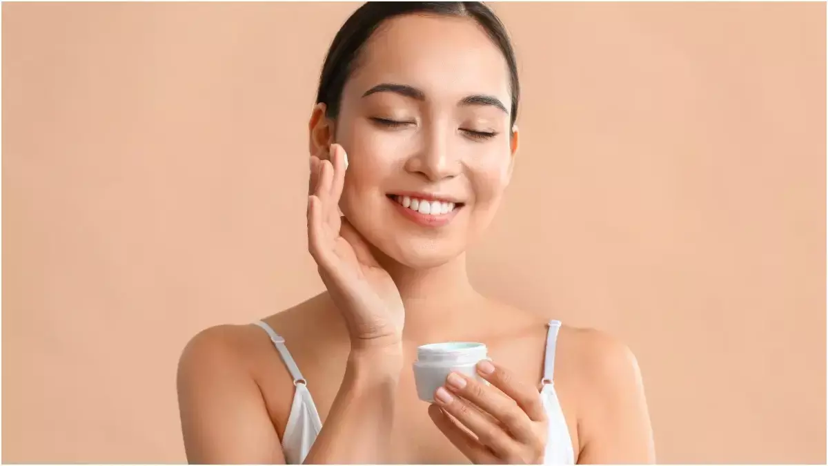 समर ब्यूटी टिप: चेहरे पर कच्चे दूध के फायदे और इस्तेमाल का सही तरीका समर ब्यूटी टिप: चेहरे पर कच्चे दूध के फायदे और इस्तेमाल का सही तरीका