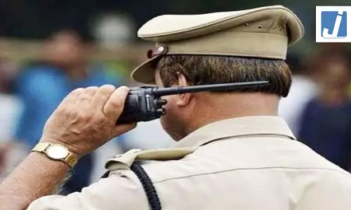 ड्यूटी से नदारद रहने वाले पांच पुलिसकर्मियों को किया गया निलंबित, मॉल में घूमने गए ड्यूटी से नदारद रहने वाले पांच पुलिसकर्मियों को किया गया निलंबित, मॉल में घूमने गए