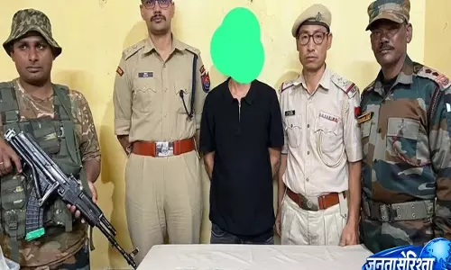 Manipur में सुरक्षा बलों की बड़ी कार्रवाई, एक संदिग्ध से पिस्तौल और गोला-बारूद बरामद Manipur में सुरक्षा बलों की बड़ी कार्रवाई, एक संदिग्ध से पिस्तौल और गोला-बारूद बरामद