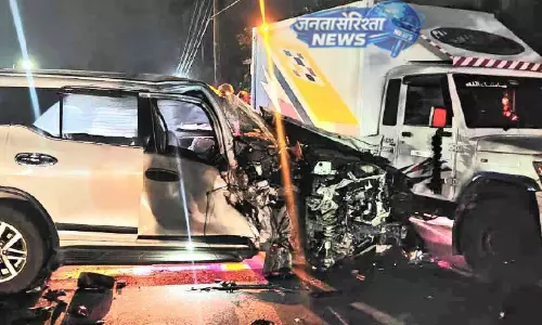 Kerala : कडक्कमोन नारंगपुरम में भीषण सड़क हादसा, पांच लोग घायल Kerala : कडक्कमोन नारंगपुरम में भीषण सड़क हादसा, पांच लोग घायल
