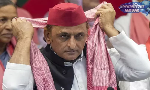 अखिलेश यादव ने LPG कीमतों में बढ़ोतरी पर BJP को घेरा अखिलेश यादव ने LPG कीमतों में बढ़ोतरी पर BJP को घेरा