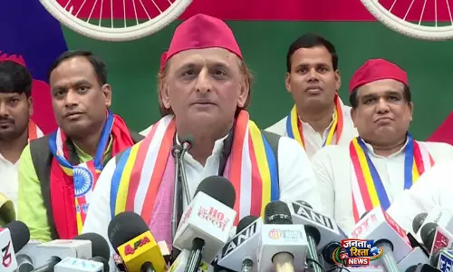 अखिलेश यादव का पलटवार: BJP पर रुख बदलने का आरोप, ‘गिरगिट’ टिप्पणी पर जवाब