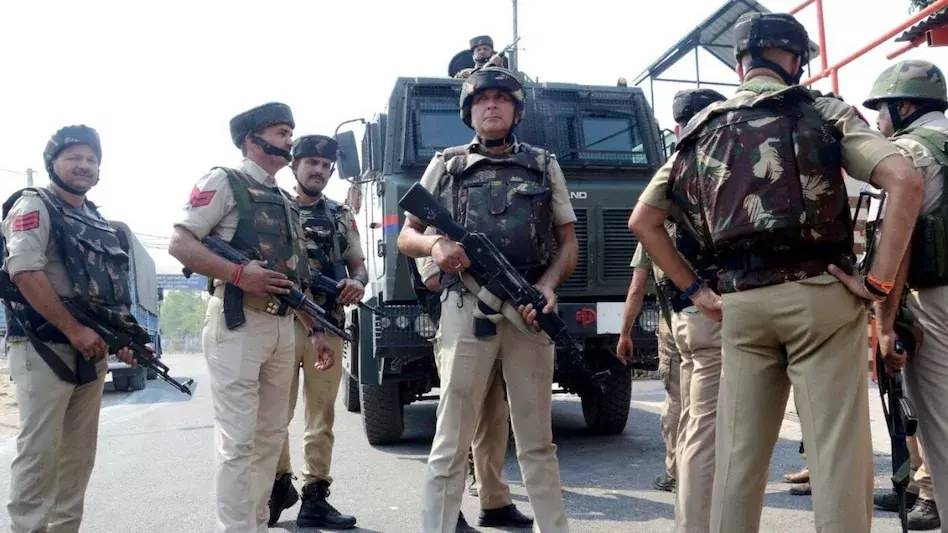 Jammu: मरनाथ यात्रा के लिए NH-44 पर कड़ी सुरक्षा Jammu: मरनाथ यात्रा के लिए NH-44 पर कड़ी सुरक्षा
