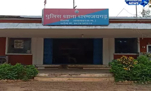 बीच सड़क व्यापारी से कट्टा अड़ाकर 50 हजार की लूट, चार नकाबपोश बदमाश फरार बीच सड़क व्यापारी से कट्टा अड़ाकर 50 हजार की लूट, चार नकाबपोश बदमाश फरार
