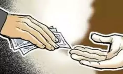 Rewari: रेवाड़ी में दो पुलिसकर्मी रिश्वत लेते गिरफ्तार Rewari: रेवाड़ी में दो पुलिसकर्मी रिश्वत लेते गिरफ्तार