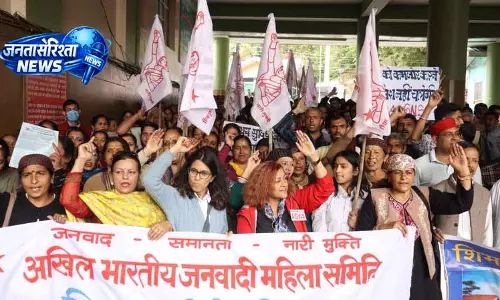 शिमला में OPD शिफ्टिंग के विरोध में प्रदर्शन जारी शिमला में OPD शिफ्टिंग के विरोध में प्रदर्शन जारी