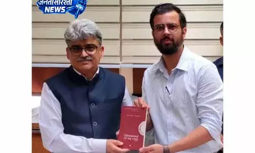 Jammu: मुख्य सचिव को उपहार स्वरूप पुस्तक भेंट की Jammu: मुख्य सचिव को उपहार स्वरूप पुस्तक भेंट की