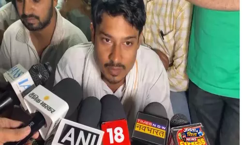 निलंबन के विरोध में बिजली विभाग का जूनियर इंजीनियर Telephone टावर पर चढ़ा, पढ़ें पूरा मामला निलंबन के विरोध में बिजली विभाग का जूनियर इंजीनियर Telephone टावर पर चढ़ा, पढ़ें पूरा मामला
