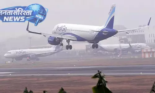 लखनऊ एयरपोर्ट पर बंदरों के कारण IndiGo फ्लाइट का टेकऑफ रद्द, रनवे पर मचा हड़कंप लखनऊ एयरपोर्ट पर बंदरों के कारण IndiGo फ्लाइट का टेकऑफ रद्द, रनवे पर मचा हड़कंप