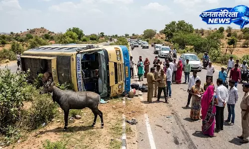 Narsinghpur:  बड़ा सड़क हादसा, नीलगाय के कारण बस पलटी, 36 यात्री सुरक्षित
