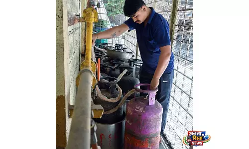 कांग्रेस ने कमर्शियल LPG की कीमतों में बढ़ोतरी की आलोचना की कांग्रेस ने कमर्शियल LPG की कीमतों में बढ़ोतरी की आलोचना की