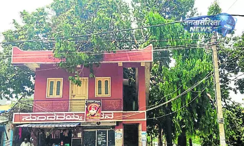 भारी बारिश के दौरान CPM कार्यालय पर पेड़ गिरा, बड़ा हादसा टला