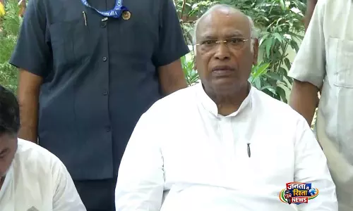 फ़ैसला हम तीनों मिलकर करेंगे: कर्नाटक CM विवाद पर मल्लिकार्जुन खड़गे फ़ैसला हम तीनों मिलकर करेंगे: कर्नाटक CM विवाद पर मल्लिकार्जुन खड़गे