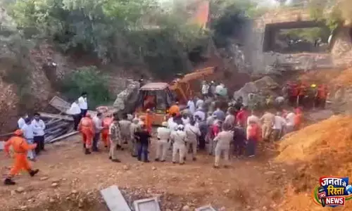 J-K: जम्मू में पुल का एक हिस्सा ढहा, मलबे के नीचे 4 मज़दूर फंसे