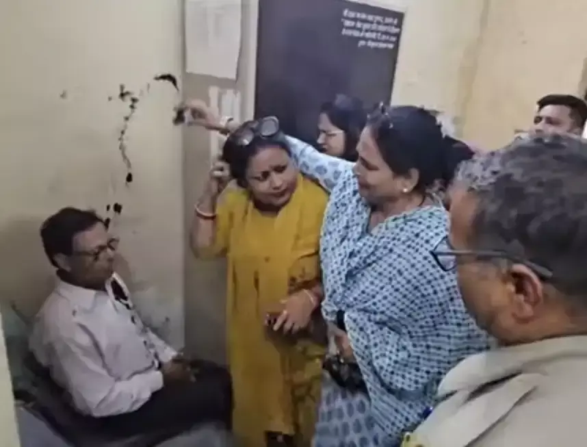 Ajmer: दिल्ली की मुख्यमंत्री के खिलाफ पोस्ट मामले में एक्शन, तीन पुलिसकर्मी लाइन हाजिर Ajmer: दिल्ली की मुख्यमंत्री के खिलाफ पोस्ट मामले में एक्शन, तीन पुलिसकर्मी लाइन हाजिर