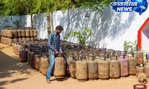 मध्य पूर्व तनाव के बीच पेट्रोल-डीजल के दाम स्थिर, एलपीजी की सप्लाई सामान्य: सरकार मध्य पूर्व तनाव के बीच पेट्रोल-डीजल के दाम स्थिर, एलपीजी की सप्लाई सामान्य: सरकार