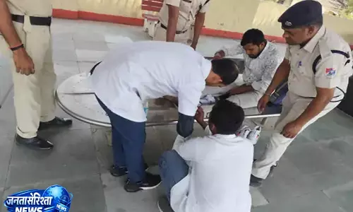 राजनांदगांव स्टेशन पर गर्मी से बेहोश यात्री को RPF ने बचाया, ऑपरेशन सेवा के तहत तुरंत मिला इलाज राजनांदगांव स्टेशन पर गर्मी से बेहोश यात्री को RPF ने बचाया, ऑपरेशन सेवा के तहत तुरंत मिला इलाज