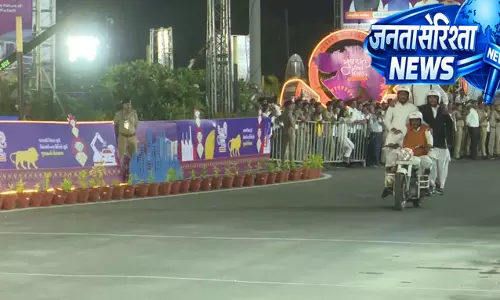 66वें गुजरात स्थापना दिवस पर सूरत में भव्य आयोजन, CM भूपेंद्र पटेल और हर्ष सांघवी शामिल 66वें गुजरात स्थापना दिवस पर सूरत में भव्य आयोजन, CM भूपेंद्र पटेल और हर्ष सांघवी शामिल