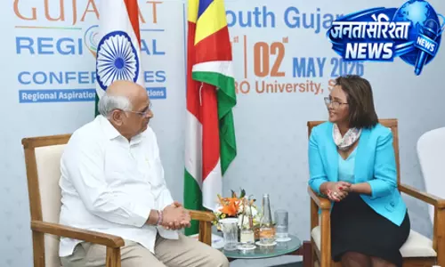 सूरत में सीएम भूपेंद्र पटेल और सेशेल्स उच्चायुक्त की मुलाकात, निवेश बढ़ाने पर जोर सूरत में सीएम भूपेंद्र पटेल और सेशेल्स उच्चायुक्त की मुलाकात, निवेश बढ़ाने पर जोर