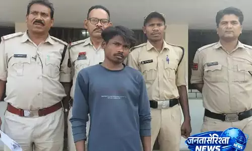 पड़ोसी ने पेट्रोल डालकर घर में लगाई आग, आरोपी गिरफ्तार पड़ोसी ने पेट्रोल डालकर घर में लगाई आग, आरोपी गिरफ्तार