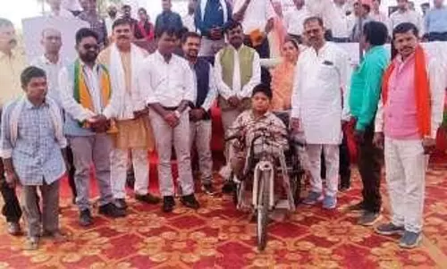 समस्याओं का निराकरण, आवेदन का तत्काल निराकरण कर, आदित्य को प्रदाय किया गया मोटराइज्ड ट्राई साइकिल