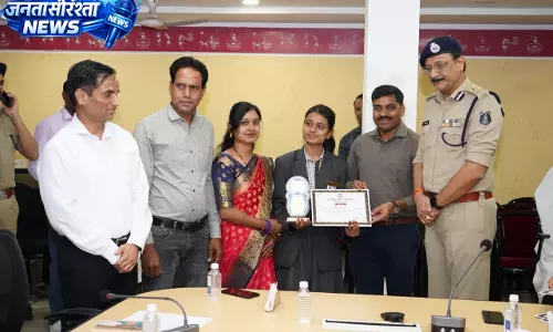रायपुर पुलिस ने मेधावी विद्यार्थियों का किया सम्मान