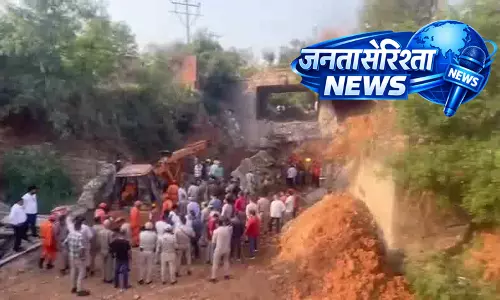 निर्माणाधीन पुल का हिस्सा गिरा, राहत-बचाव अभियान जारी निर्माणाधीन पुल का हिस्सा गिरा, राहत-बचाव अभियान जारी