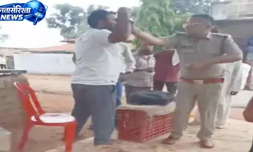 बोराई थाना प्रभारी पर व्यापारी से मारपीट का आरोप, वीडियो वायरल बोराई थाना प्रभारी पर व्यापारी से मारपीट का आरोप, वीडियो वायरल
