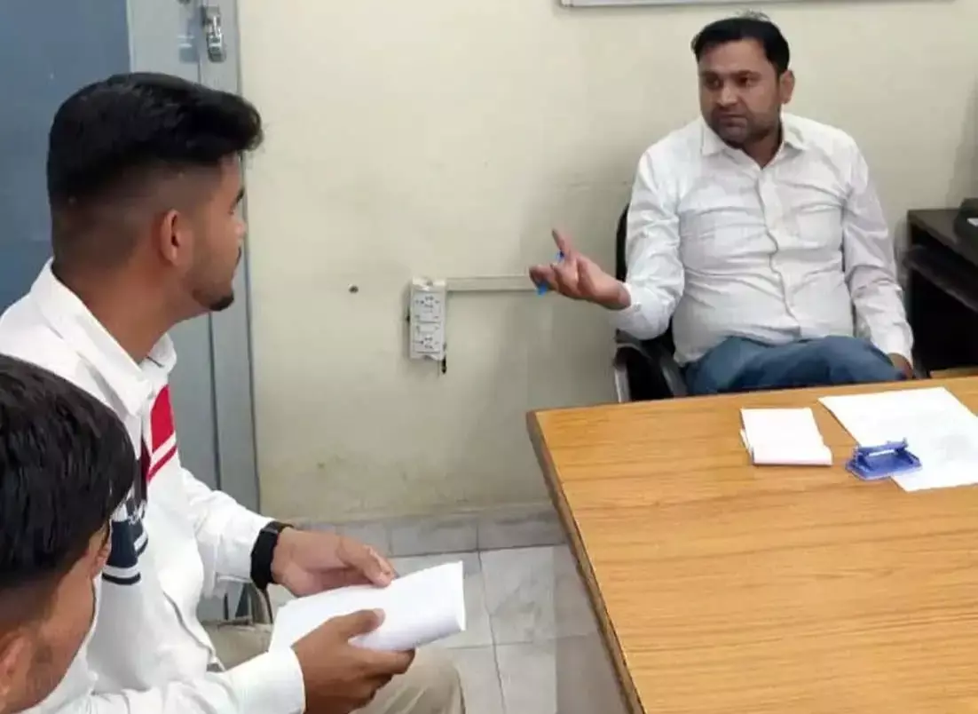 Hisar: छात्रों ने इनसो नेताओं के साथ जीएम को बताईं समस्याएं Hisar: छात्रों ने इनसो नेताओं के साथ जीएम को बताईं समस्याएं
