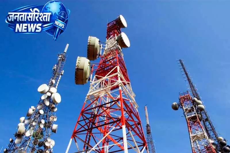 Noida में मोबाइल टावर पर चढ़ी 19 साल की लड़की, बचाई गई Noida में मोबाइल टावर पर चढ़ी 19 साल की लड़की, बचाई गई