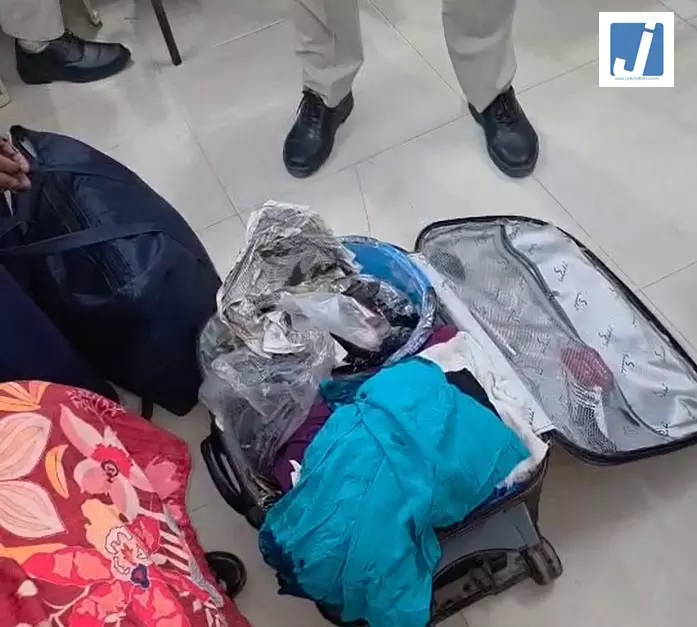 बिलासपुर रेलवे स्टेशन पर हड़कंप, सूटकेस में गौमांस लेकर पहुंचीं महिलाएं बिलासपुर रेलवे स्टेशन पर हड़कंप, सूटकेस में गौमांस लेकर पहुंचीं महिलाएं