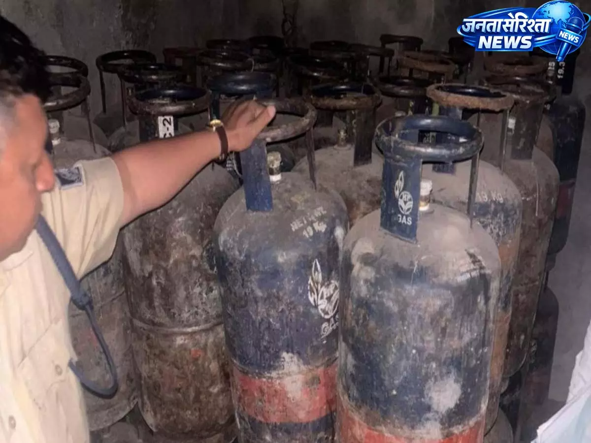 LPG रेट अपडेट: मुंबई में कमर्शियल सिलेंडर की कीमत में बढ़ोतरी, नया रेट ₹3,024 LPG रेट अपडेट: मुंबई में कमर्शियल सिलेंडर की कीमत में बढ़ोतरी, नया रेट ₹3,024