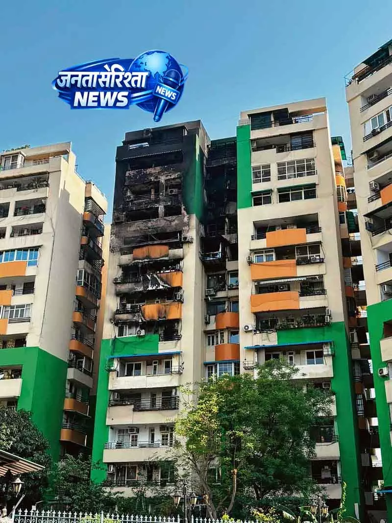 Ghaziabad: ऊंची इमारत में आग, सात लग्जरी फ्लैट जलकर खाक Ghaziabad: ऊंची इमारत में आग, सात लग्जरी फ्लैट जलकर खाक