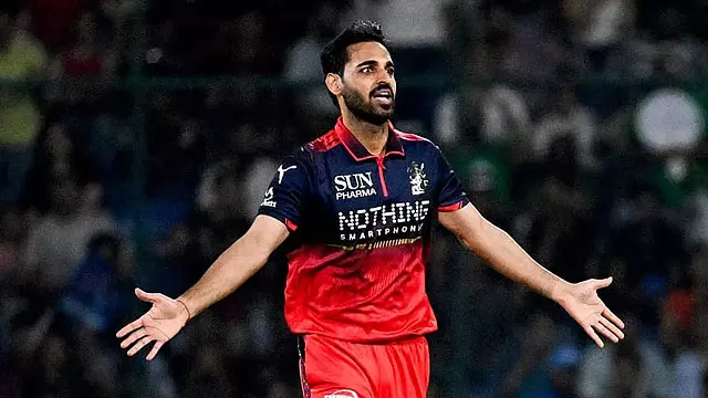 गेंद ज़मीन पर लगी; RCB के तेज़ गेंदबाज़ भुवनेश्वर कुमार ने कैच विवाद पर तोड़ी चुप्पी गेंद ज़मीन पर लगी; RCB के तेज़ गेंदबाज़ भुवनेश्वर कुमार ने कैच विवाद पर तोड़ी चुप्पी