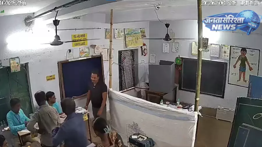 पश्चिम बंगाल: वोटिंग के दौरान मतदाता की मौत पर विवाद, CEO ने बीमारी को बताया कारण पश्चिम बंगाल: वोटिंग के दौरान मतदाता की मौत पर विवाद, CEO ने बीमारी को बताया कारण