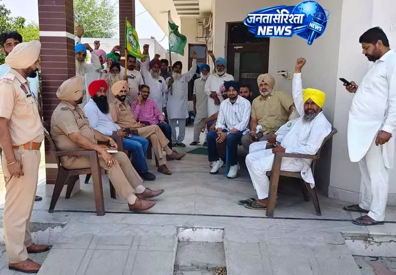 Punjab में किसानों का विरोध, पराली जलाने पर सख्त कदम उठाने के बाद तनाव Punjab में किसानों का विरोध, पराली जलाने पर सख्त कदम उठाने के बाद तनाव