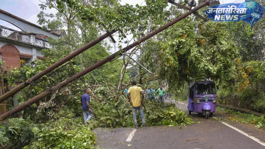 Tripura : 2 की मौत, 4 घायल, फसलों और बिजली व्यवस्था को भारी नुकसान Tripura : 2 की मौत, 4 घायल, फसलों और बिजली व्यवस्था को भारी नुकसान